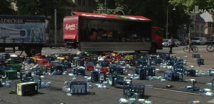 Unfall am Lutherplatz: Ein Getränke-Lkw verlor etwa drei Viertel seiner Ladung