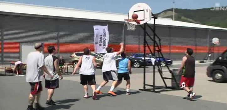 Erster Jenaer Streetball-Cup: An der Sparkassen-Arena waren Korbjäger willkommen