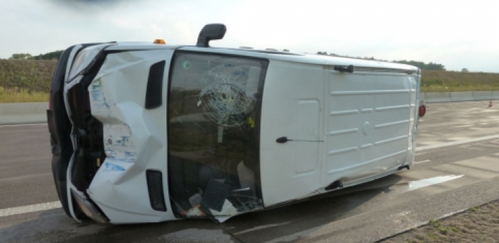 Kleintransporter auf der A 4 verunfallt   