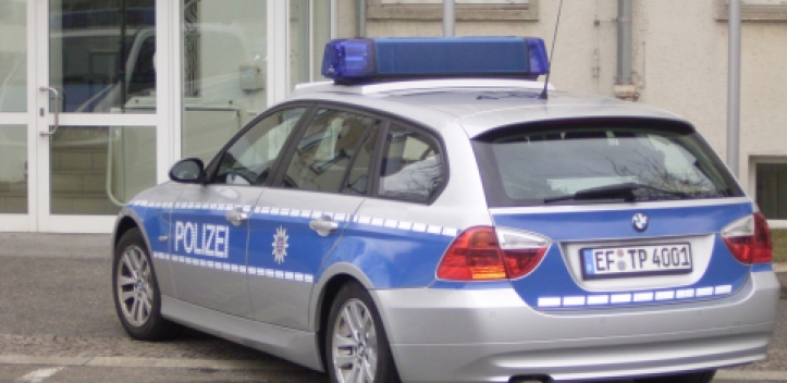 Straßenbahn rammt Kinderwagen   