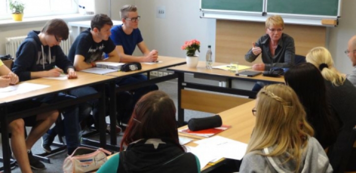 Gabi Zimmer im Gespräch mit Azubis der Stoy-Schule