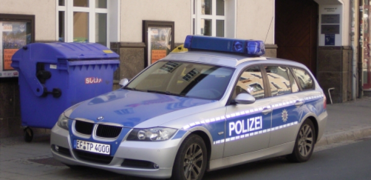 Gegen Leitplanke gefahren