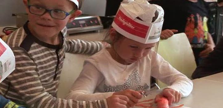 Kreatives Kochen: Dualingo-Grundschüler probierten sich unter professioneller Anleitung aus