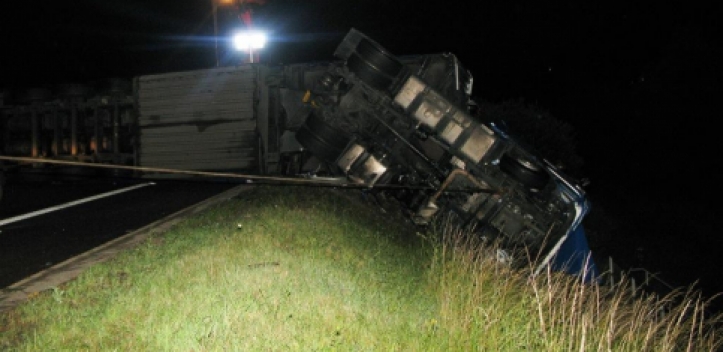 Windböe kippt Lkw um 