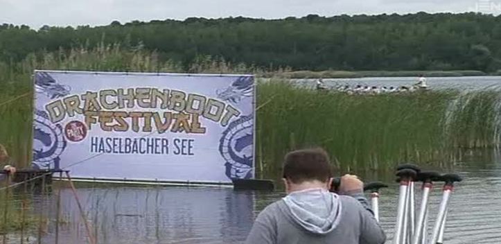 Drachenbootrennen in Ostthüringen: Jeweils 20 Paddler trotzten dem Regenwetter