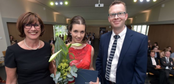 Otto-Schott-Ehrenpreis für Abiturientin