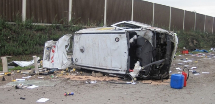 Kleintransporter überschlägt sich auf A 4   