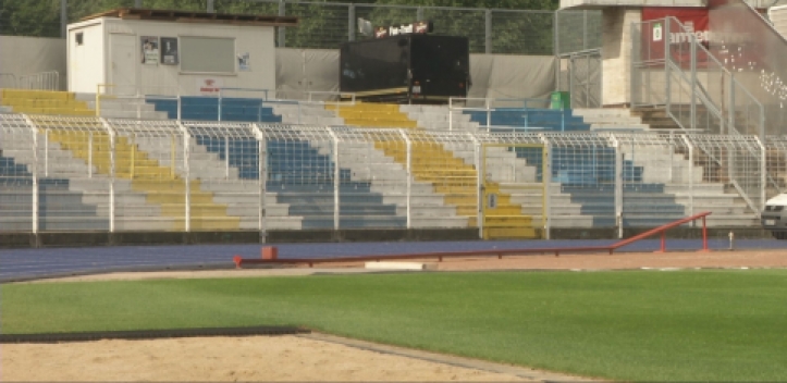 Vereinsfarben: Unbekannte verpassten der Südkurve des Ernst-Abbe-Sportfeldes einen neuen Anstrich