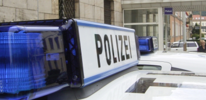 Alkoholisiert gegen Autobahn-Betongleitwand