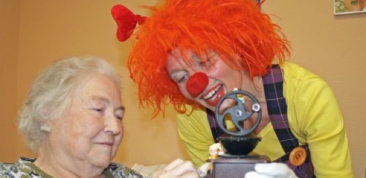 Klinik-Clown Knuddel hilft auch in der Geriatrie beim Heilen 