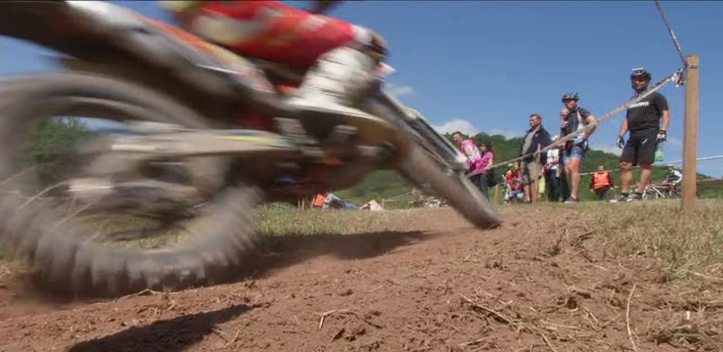Motocross im Wechsel: In Großlöbichau drehten Enduro- und Mountainbikefahrer ihre Runden