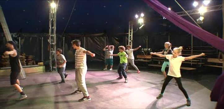 Zirkusprojekt für Ferienkinder: Im und am MoMoLo-Zelt am Burgauer Weg wird fleißig geübt