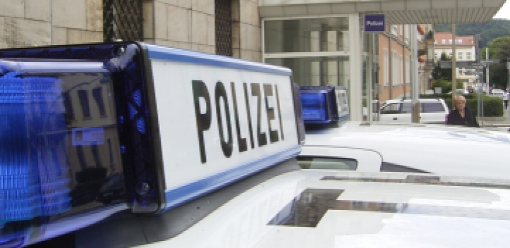 Mann warf sich gegen Autos