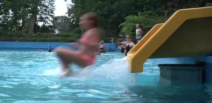 Geöffnet: Das Freizeitbad Kahla bietet viel Platz für sportlich Aktive