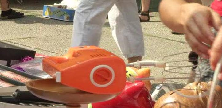 Dreharbeiten auf dem Trödelmarkt: Der DDR-Küchenmixer ist Thema eines Dokumentarfilms