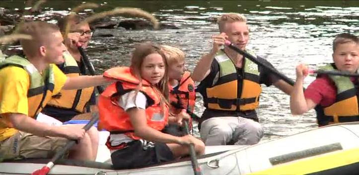 Gepaddelt: Die Kinder der Fan-Projekt-Sommerferien tauschten heute die Bälle gegen Paddel
