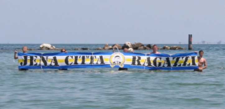 Fanclubturnier-Sieger stiften Preis für Flüchtlinge