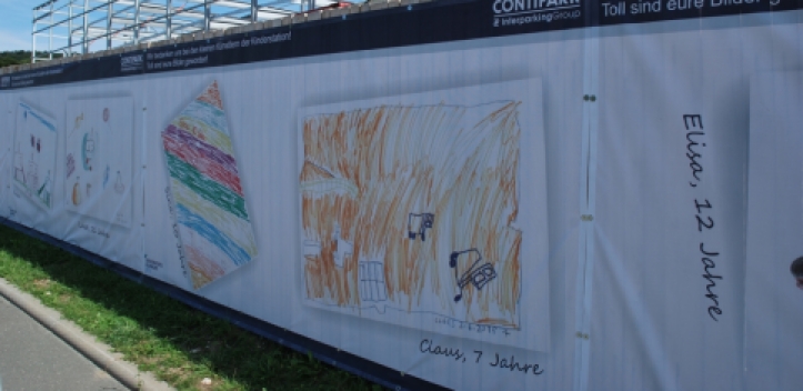 Bauzaun des neuen UKJ-Parkhauses verschönert