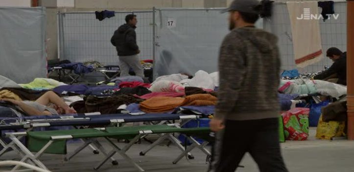 Lagerhalle als Notunterkunft: In Hermsdorf werden mehr als 200 Flüchtlinge vom DRK betreut