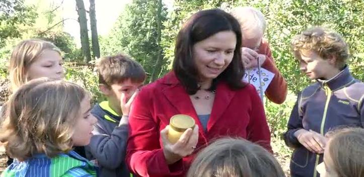 Patenschaft: Umweltministerin Anja Siegesmund informierte sich über eine Schul-Bienenzucht
