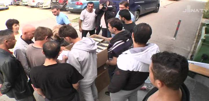 Spendenübergabe: In Winzerla erhielten Flüchtlinge neue Turnschuhe