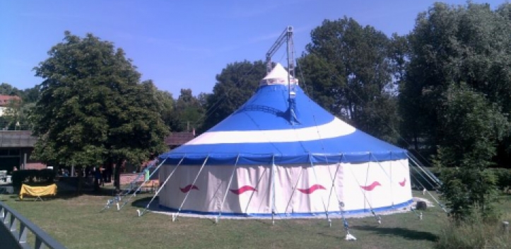 Premiere des MoMoLo Jugendvarietés