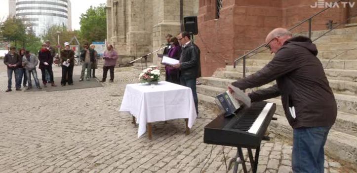Andacht vor der Stadtkirche: Die Gebete galten den Flüchtlingen und den Helfern