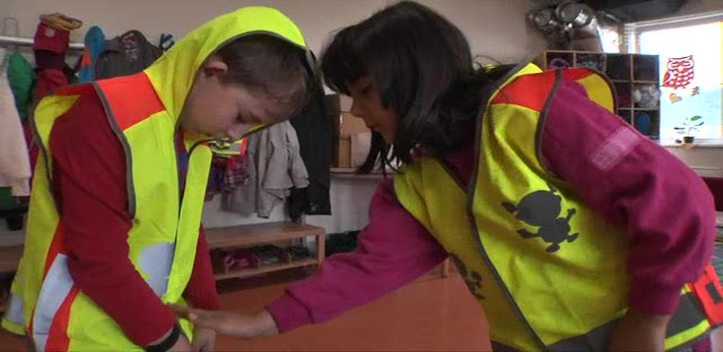 Warnwesten übergeben: Schulanfänger sind im Straßenverkehr in Lobeda besser erkennbar