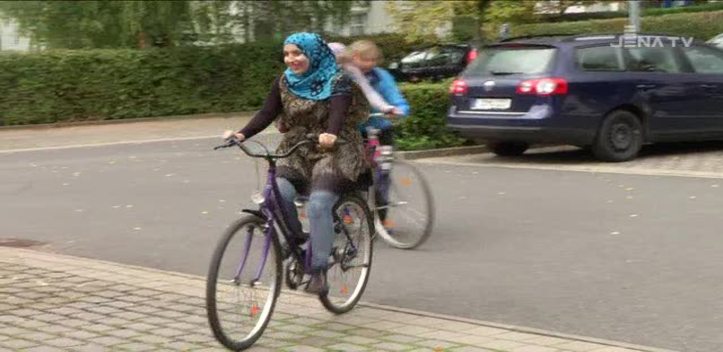 Trainingseinheit: Der ADFC und die AWO unterrichten Migrantinnen im Fahrradfahren