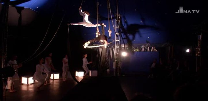 Zirkuspremiere: Das MoMoLo-Jugendvarieté präsentierte seine Inszenierung „Monochrom“