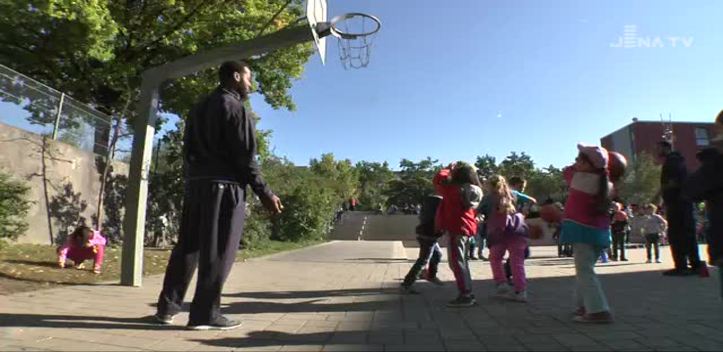 Das Team als Aushängeschild: Die Basketballer von Science City besuchten die Saaletalschule