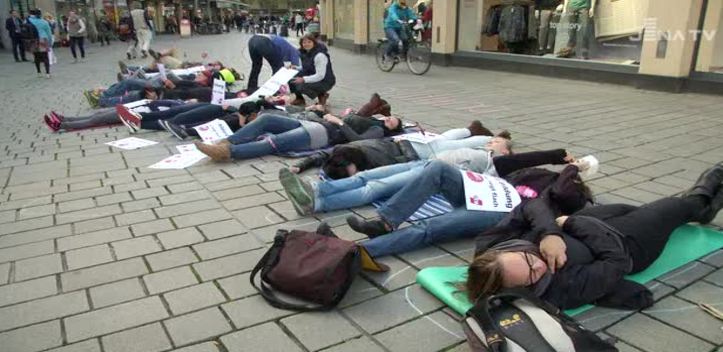 Versammelt: Jenaer Erzieher trafen sich zum Flashmob in der Löbderstraße