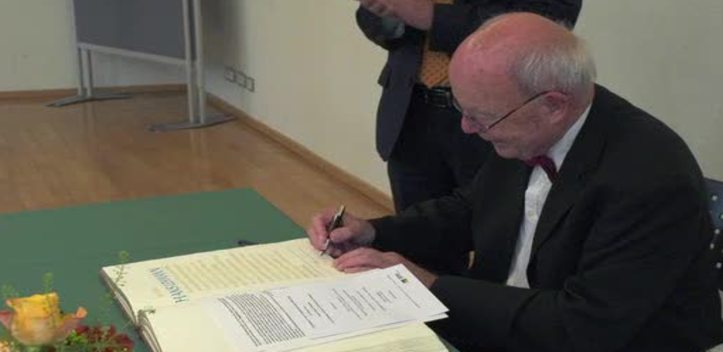 Festtag für Hans Lehmann: Der 80-Jährige trug sich ins Goldene Buch der Stadt Jena ein