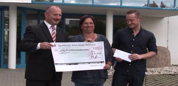 Spenden übergeben: GODYO-Unternehmensgruppe unterstützt Elterninitiative