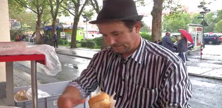 Nachfolger für „Bockwurst-Olaf“: Nikolaj Dorochov hat den Stand in der Kollegiengasse übernommen