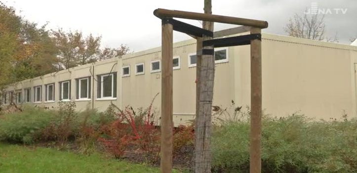 Unterkünfte für Flüchtlinge: Auf dem Parkplatz am Ostbad wurden die ersten Container aufgestellt