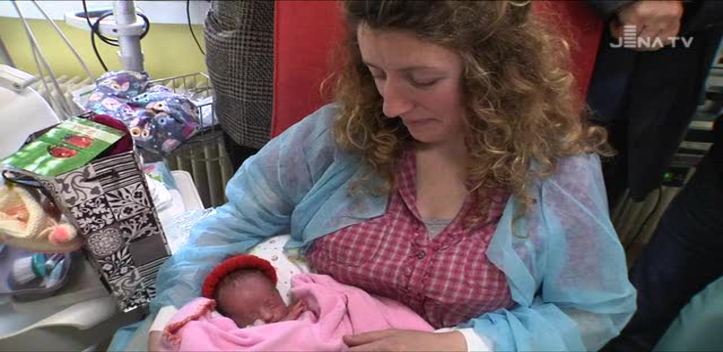 Geschenk: Die Vierlings-Eltern erhielten Monatskarten von der Nahverkehrsgesellschaft