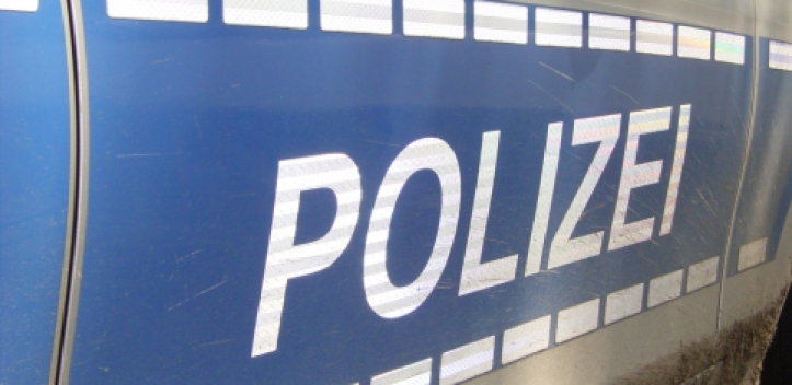 Auto mit Mülltonne beschädigt