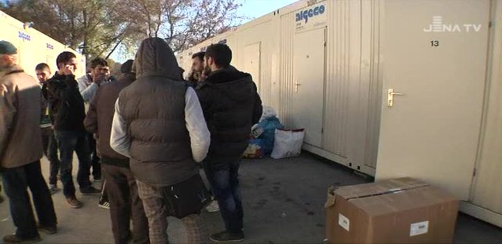 Container bezogen: Auf dem Parkplatz am Ostbad leben seit heute Flüchtlingsfamilien