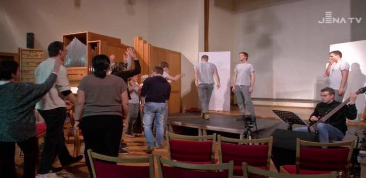 Schauspiel mit Musik: Die Gemeinde des Lutherhauses führte ein Theaterstück auf