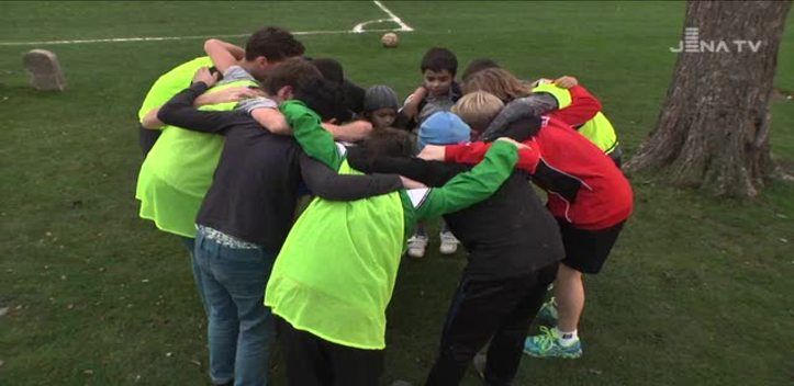 Mehr Verantwortung: UniverSaale-Schüler spielen mit Flüchtlingskindern Fußball