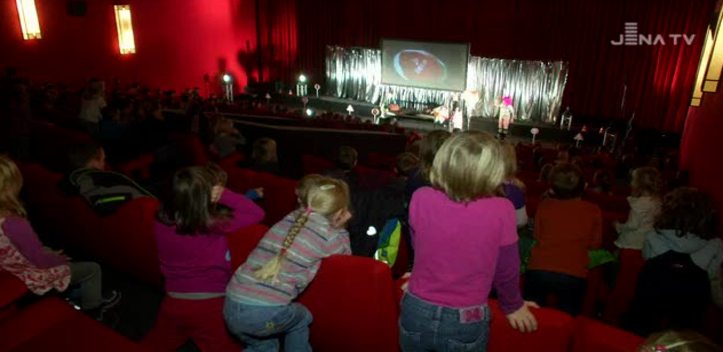 Im Kindertheater: Auf spielerische Weise wird richtiges Verhalten im Straßenverkehr gelehrt
