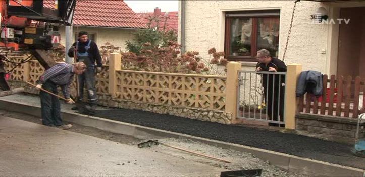 Auf der Baustelle: In der Schützenhofstraße hat der Wasserrohrbruch Schäden hinterlassen