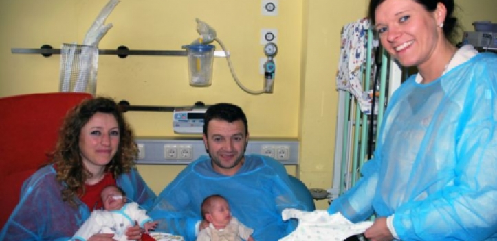 Kleidung und Spielzeug für Vierlinge