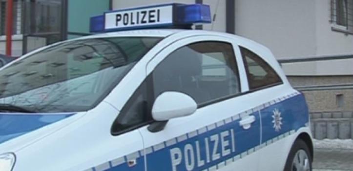 Rucksack auf Straße geworfen