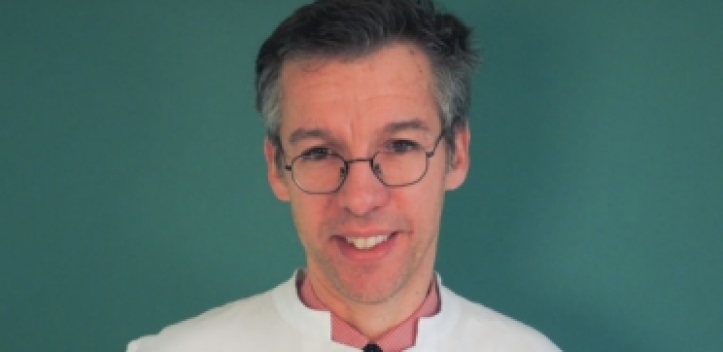 Neues Standardwerk zu Erkrankungen des Gesichtsnervs