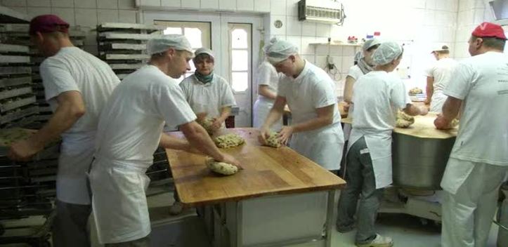 Arbeit in der Backstube: Das Kaffeehaus Gräfe setzt seit Jahren auf die Nachwuchsförderung