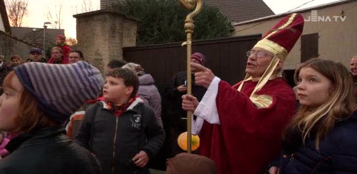 Adventsmarkt: In Winzerla begaben sich die Kinder auf die Suche nach dem Nikolaus