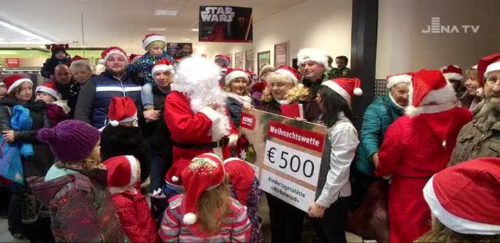 Weihnachtswette: Im REWE-Markt in Winzerla gab es viele Sänger mit Weihnachtsmannmütze