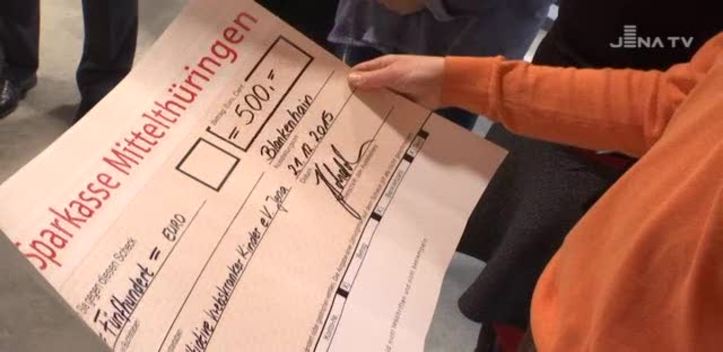 Spende übergeben: Die Elterninitiative für krebskranke Kinder bedankte sich für das Engagement einer Mutter